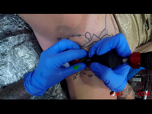 ❤️ Ekstremt tatovert hottie Sully Savage tok en tatovering på klitoris ❤❌ Kvalitetssex ved no.allo-sex.ru ❌